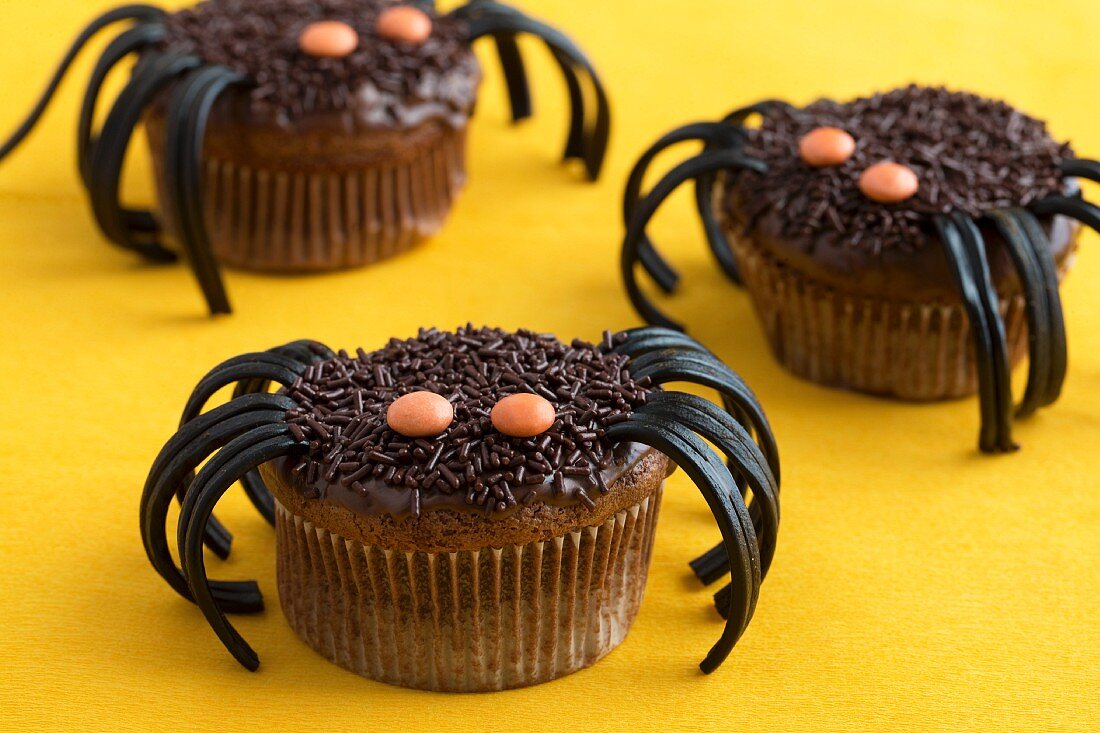 Schokoladencupcake-Spinnen mit Lakritze und Schokolinsen für Halloween