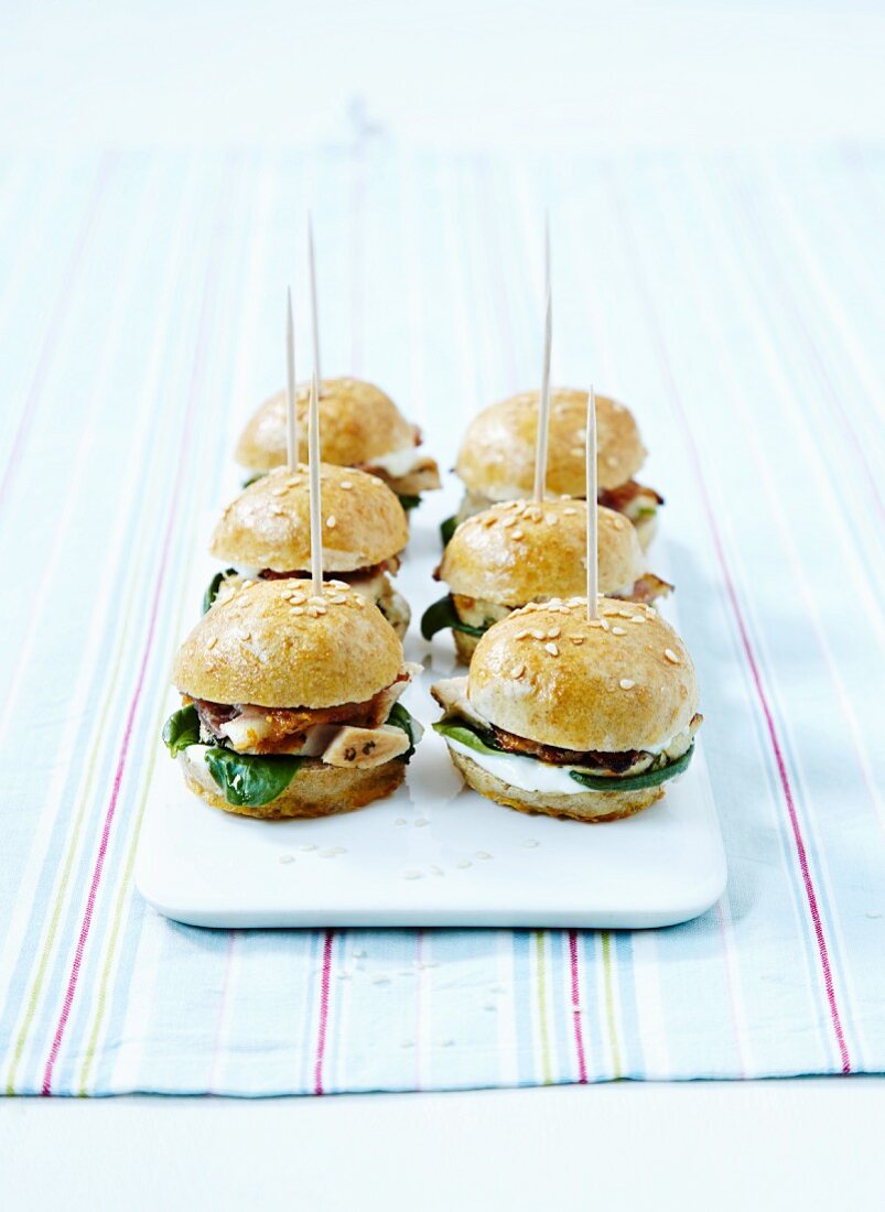 Mini burgers with chicken breast, basil and parsley