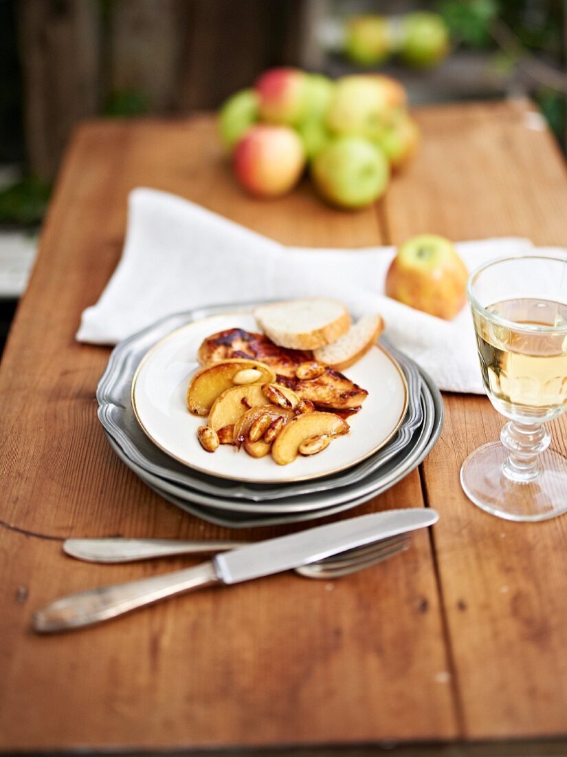 Caramelised apples with chicken breast