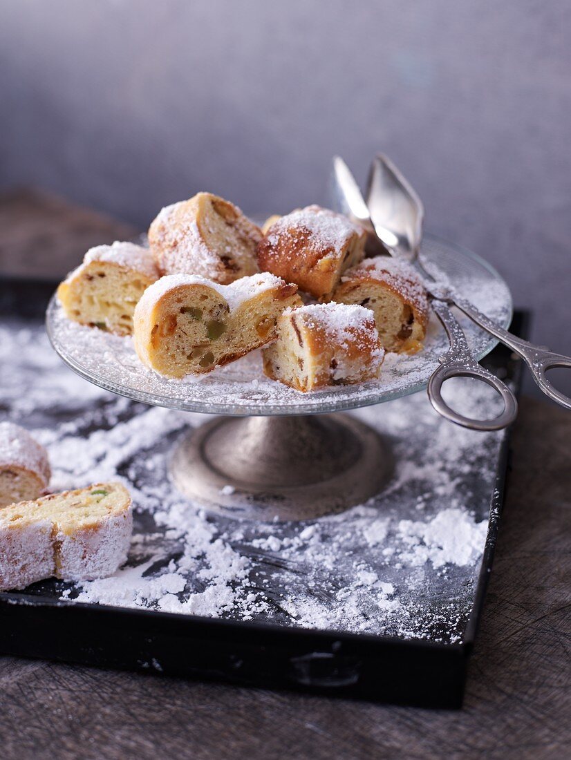 Mini-Christstollen auf Etagere mit Silberfuss