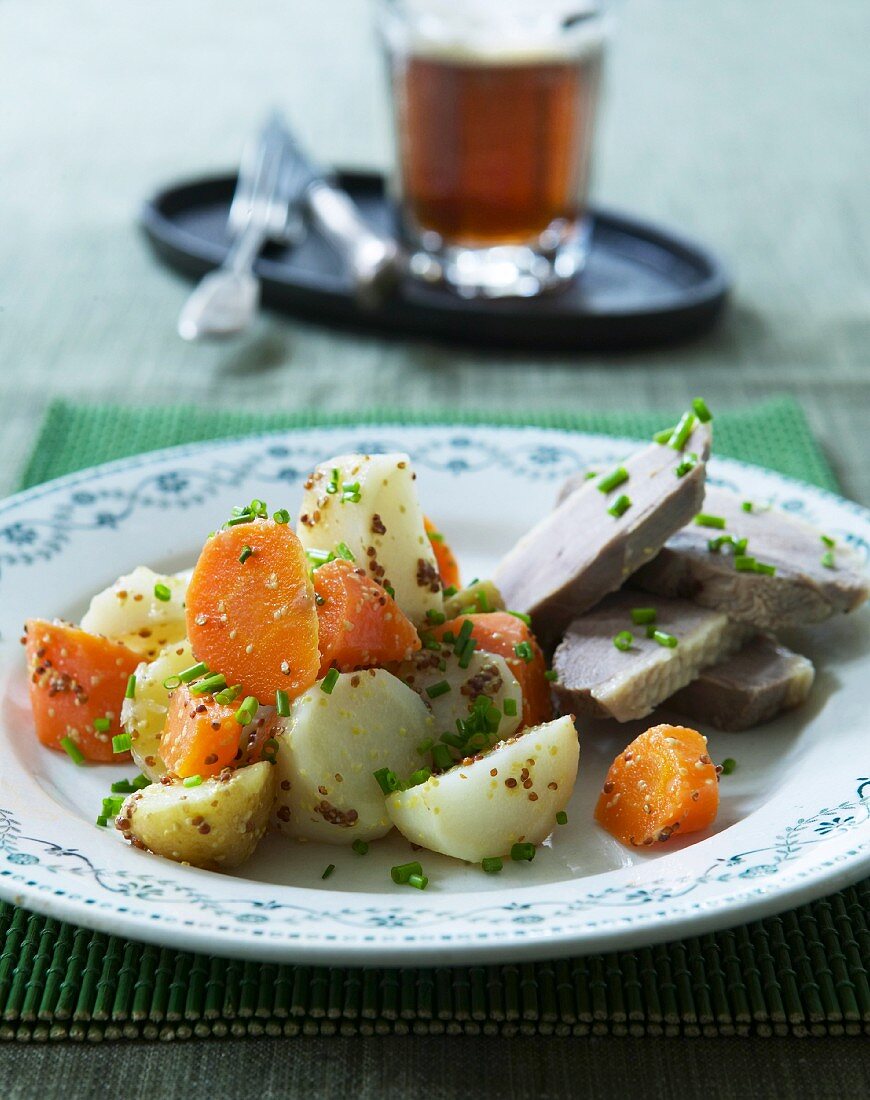 Gekochtes Rindfleisch mit Kartoffeln, Möhren und Schnittlauch