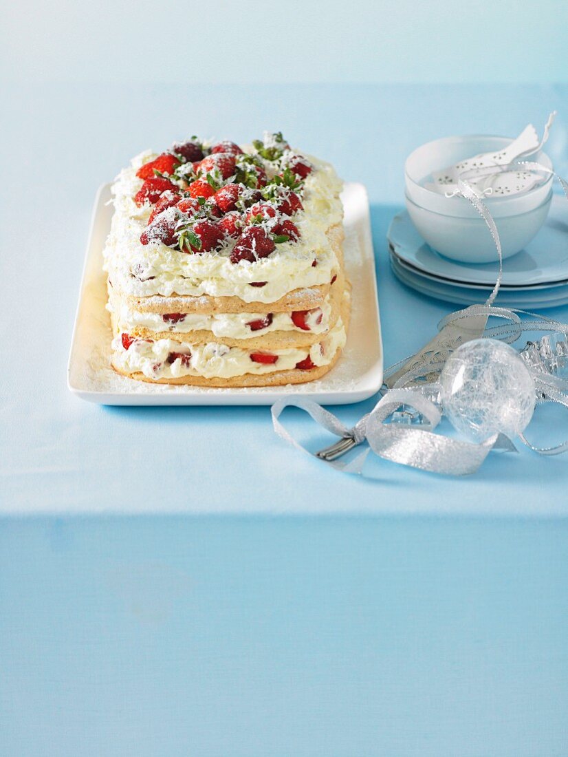 Weisser Schokoladen-Baiser-Kuchen mit Erdbeeren zu Weihnachten