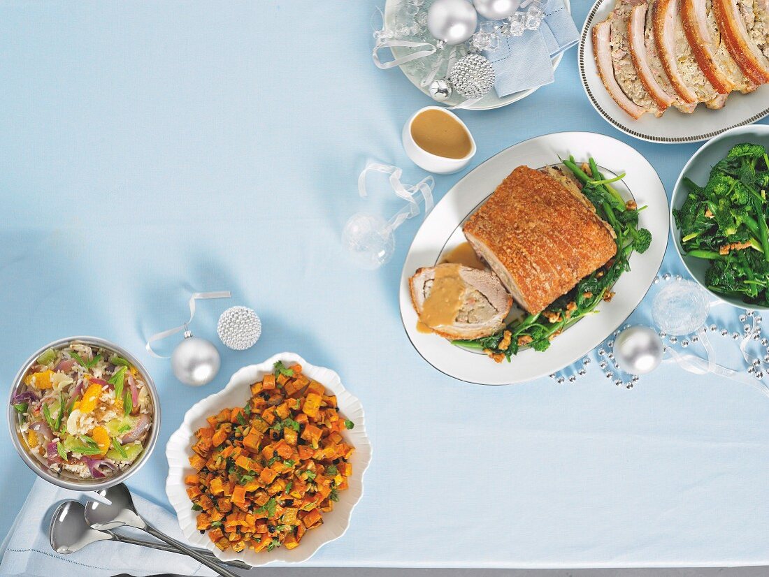 Modernes Weihnachtsbuffet: Schweinebraten mit Apfelsauce, Zitrus-Reissalat, Buttergemüse mit Honignüssen, Süsskartoffelsalat