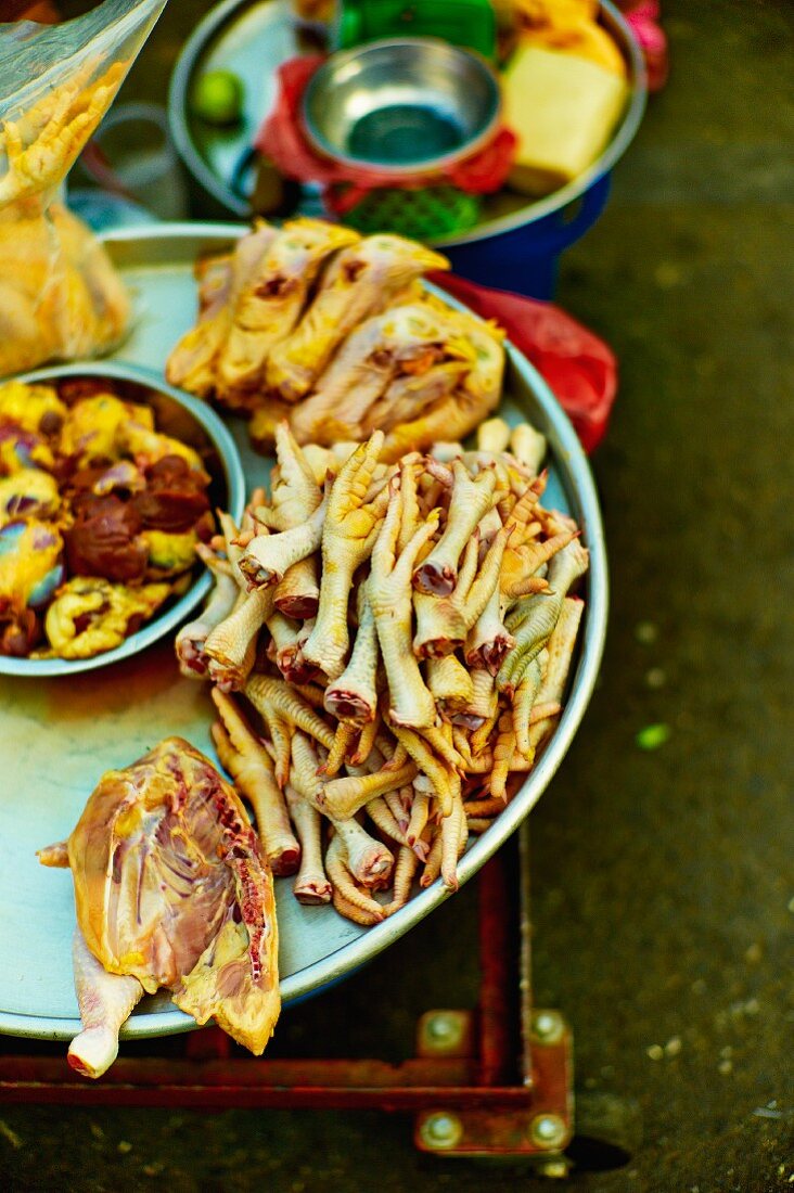 Verschiedene Hühnerteile auf einem Markt in Saigon (Vietnam)