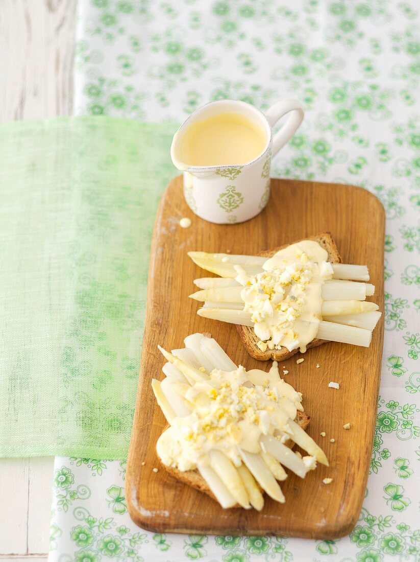 Toast mit weißem Spargel und Sauce Hollandaise