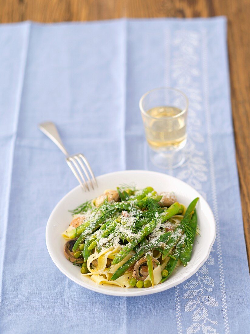 Tagliatelle with fried mushrooms, green asparagus, peas and mange tout