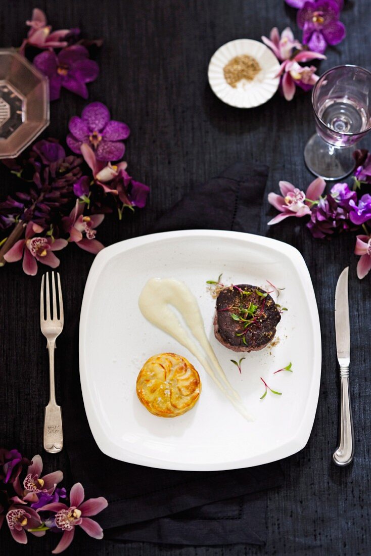 Wagyu-Filet mit Kartoffelgalette und Blumenkohl-Zwiebel-Soubise