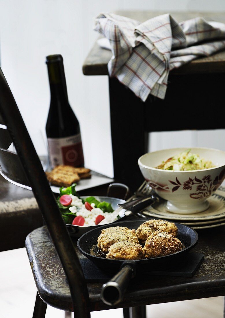 Carbonnade mit Spinat-Frischkäse-Salat und Quinoa mit Frühlingszwiebeln, Zitronen und Rapsöl