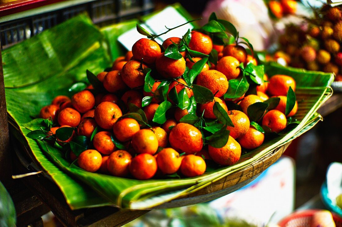 Viele Clementinen auf einem Markt in Saigon (Vietnam)