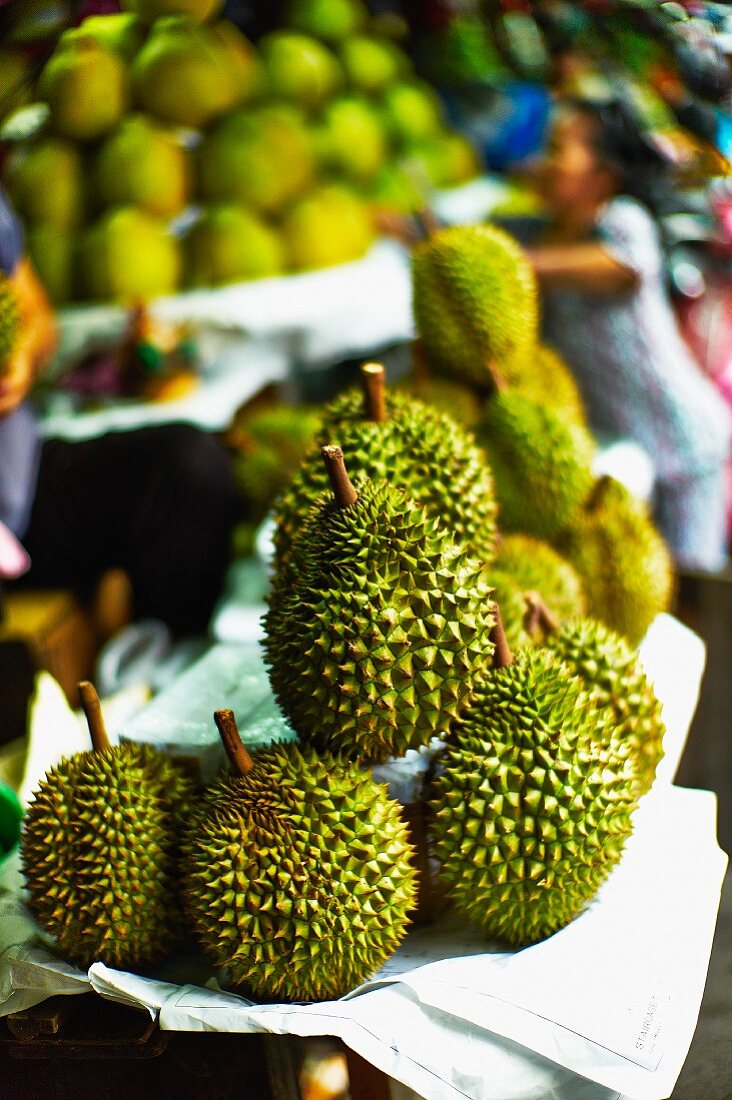 Stachelannonen auf einem Markt in Saigon (Vietnam)