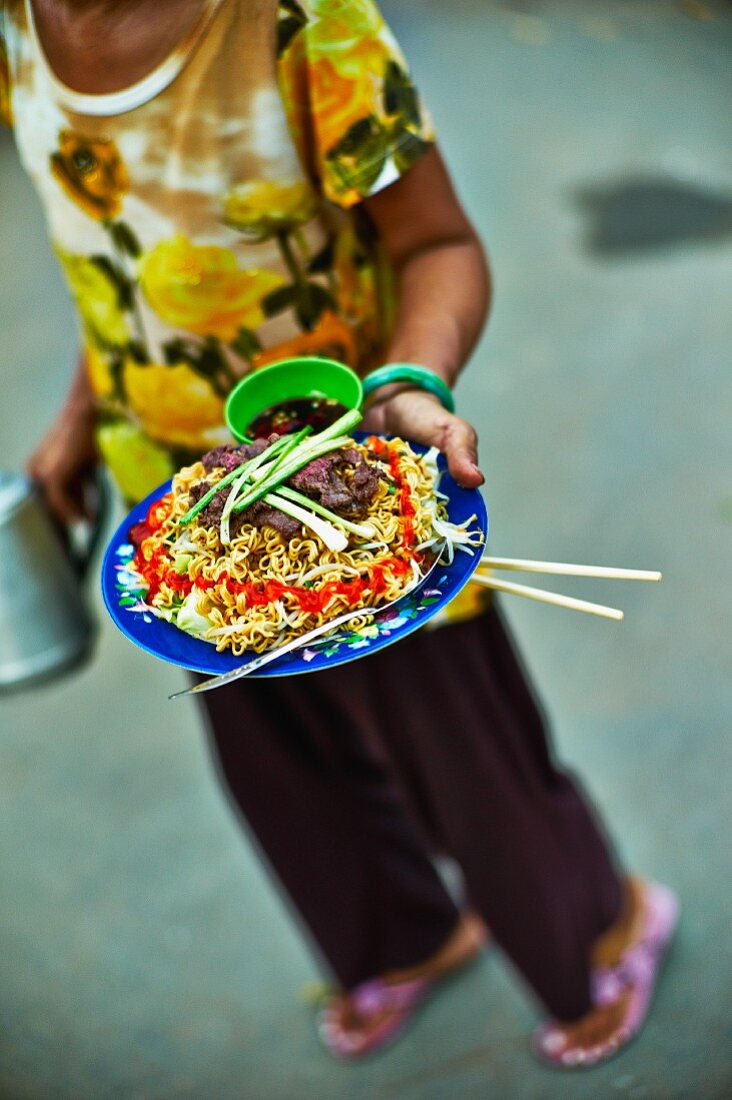 Street Food auf einem Markt in Saigon (Vietnam)