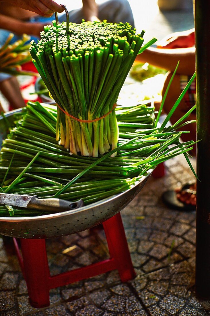 Frische Frühlingszwiebeln auf einem Markt in Saigon (Vietnam)