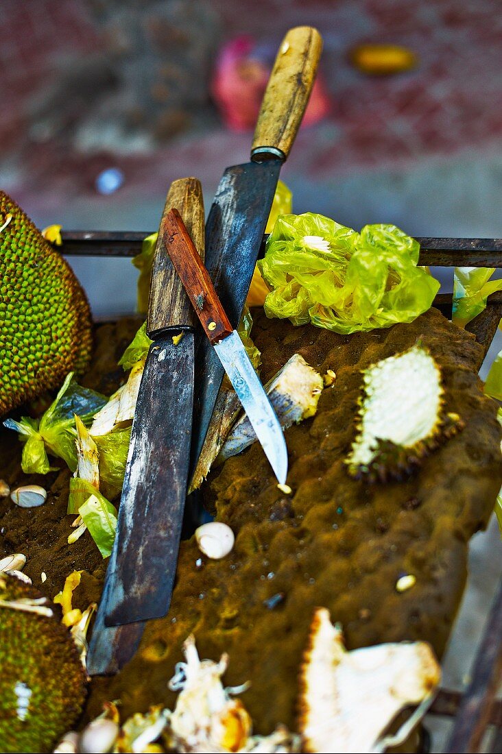 Mehrere Messer und Reste von zerlegter Durian auf Markt in Haiphong, Vietnam
