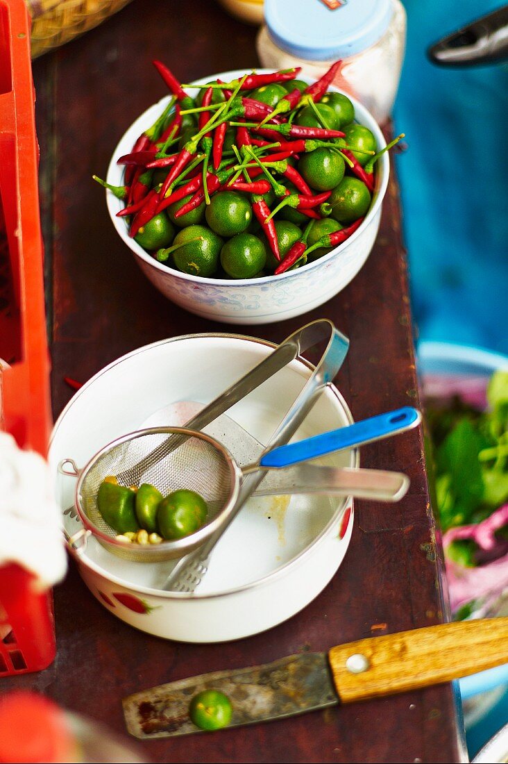 Vietnamesische Limetten und rote Chili auf Markt