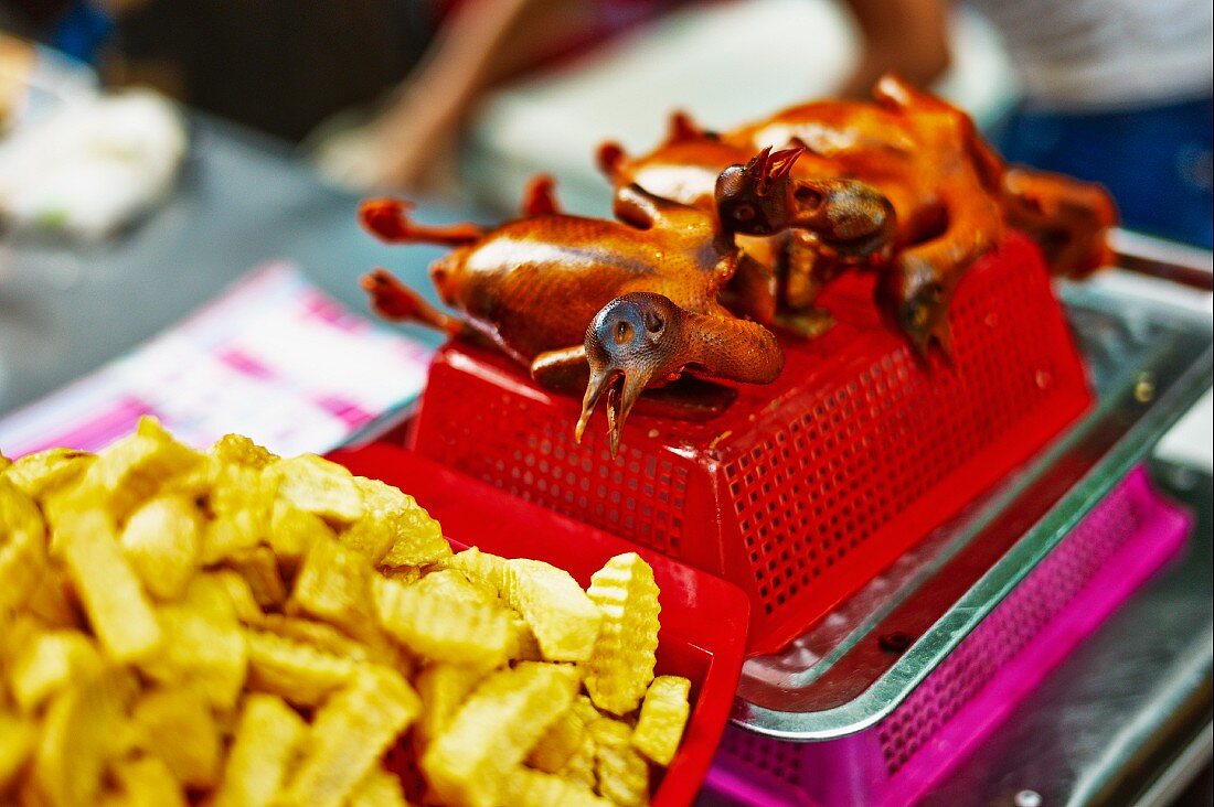 Gebratene Tauben und Pommes Frittes auf Markt in Haiphong, Vietnam