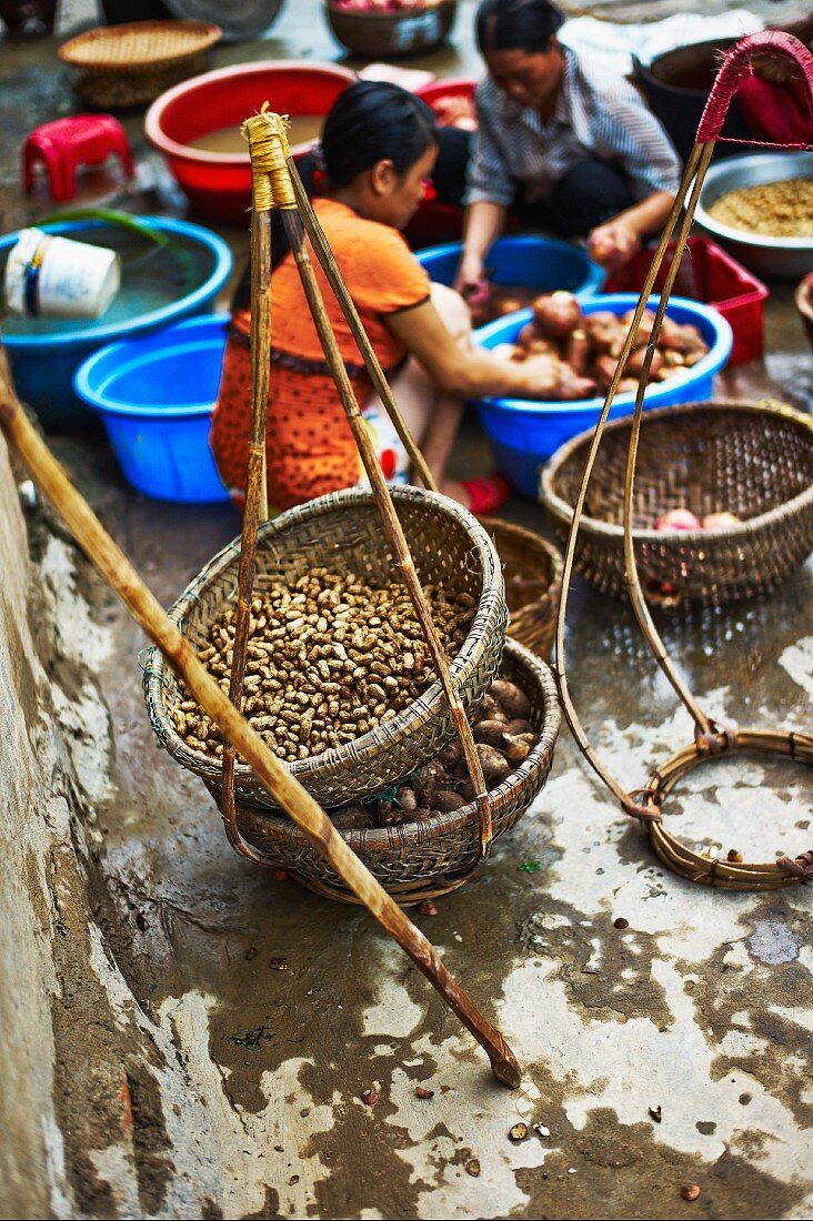 Erdnüsse und Gemüse in Körben auf Markt in Haiphong, Vietnam