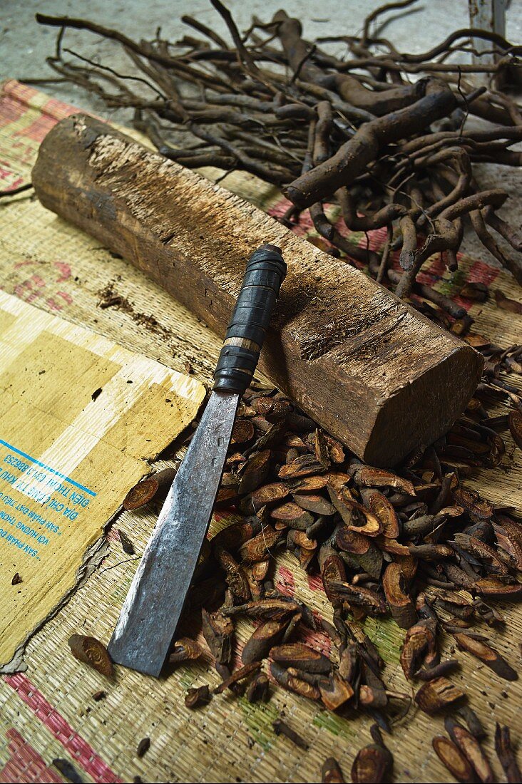 Zerkleinerte Wurzeln und Messer auf Markt in Vietnam