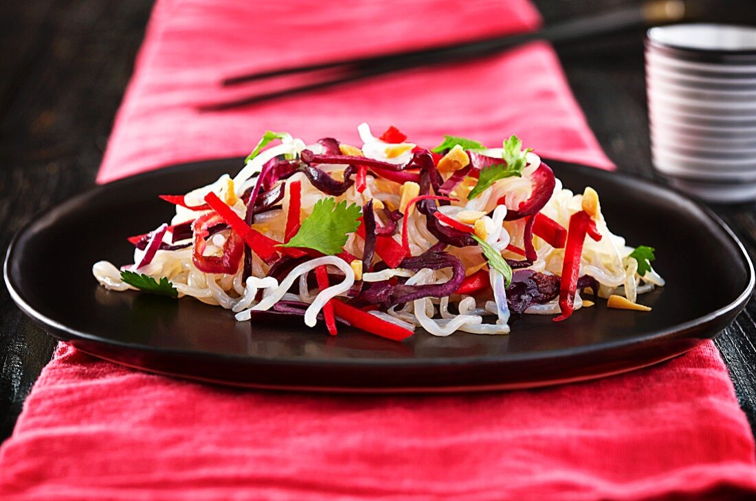 Stir-fried noodles with red cabbage (Asia)