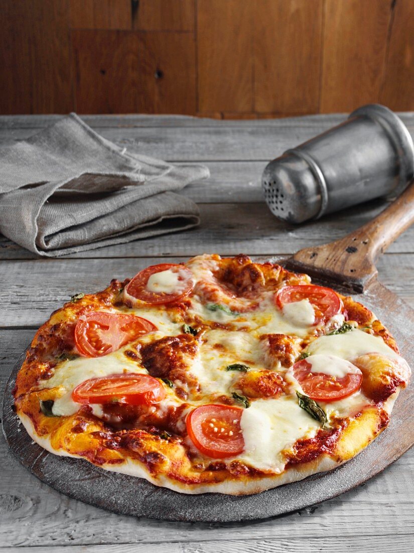 Pizza Margherita mit Tomaten und Mozzarella