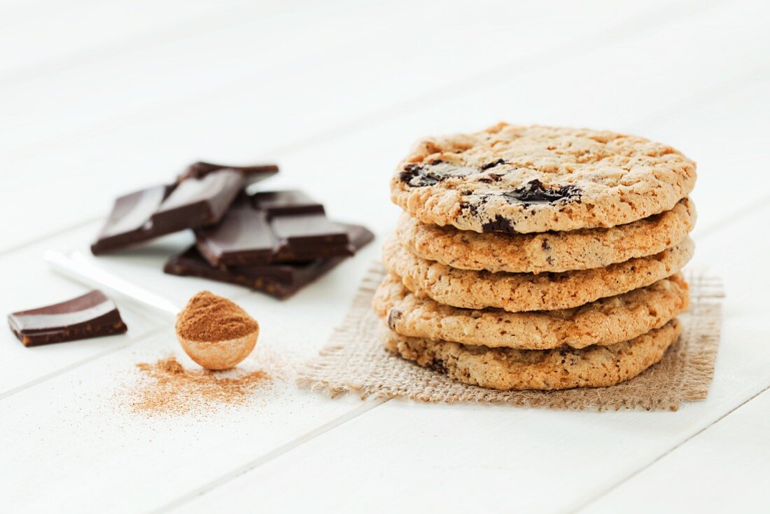 A stack of chocolate and cinnamon cookies ingredients