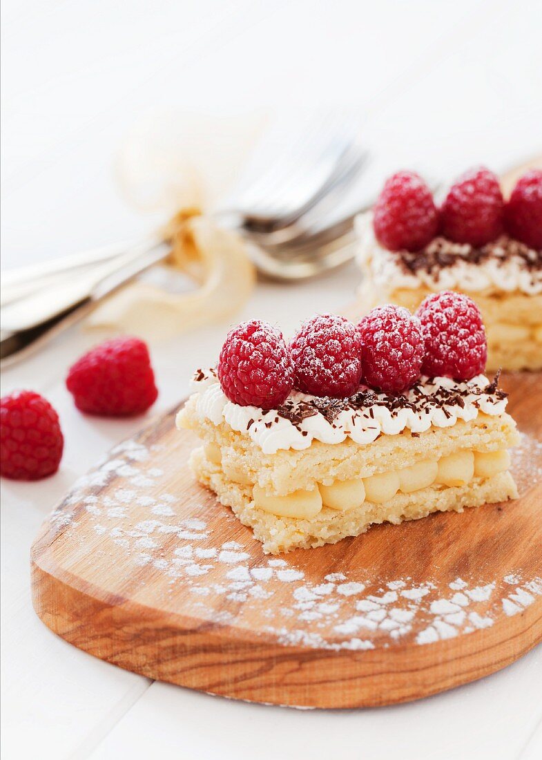 Zitronen-Shortbread-Schnitten mit Himbeeren