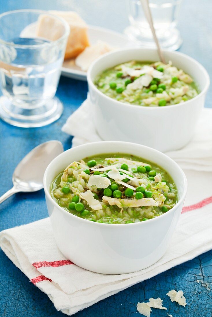 Risotto soup with peas, chicken and pesto