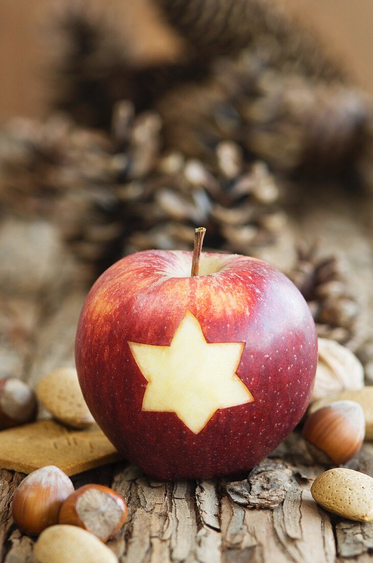 Apfel, Nüsse und Tannenzapfen als Weihnachtsdeko