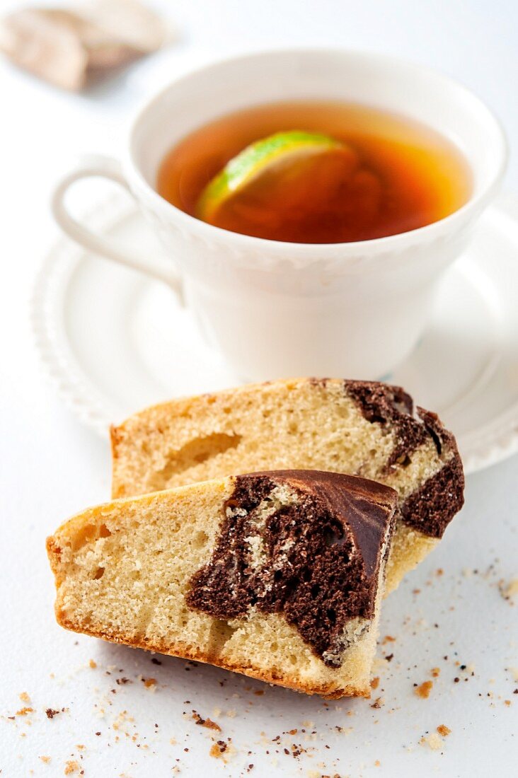 Marble cake and black tea with lemon