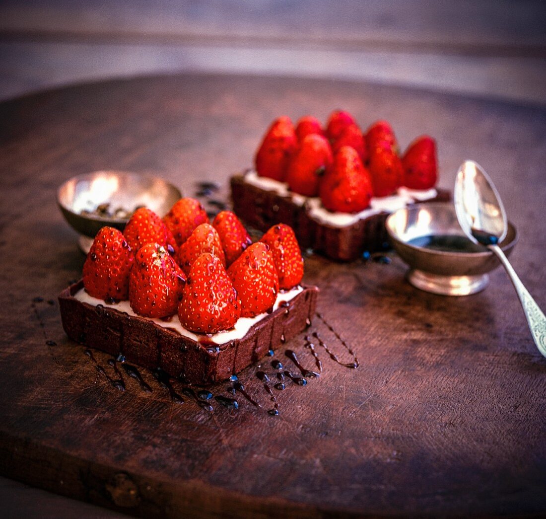 White chocolate tart with balsamic strawberries