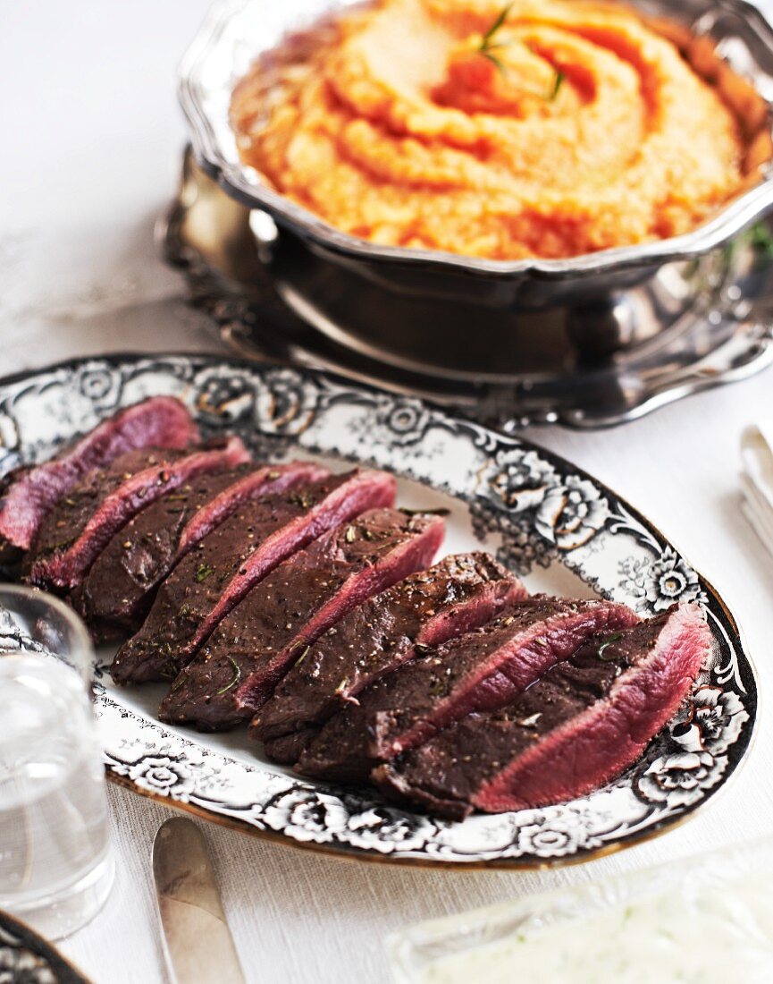 Hirschbraten mit Pastinaken-Möhren-Püree zu Sylvester