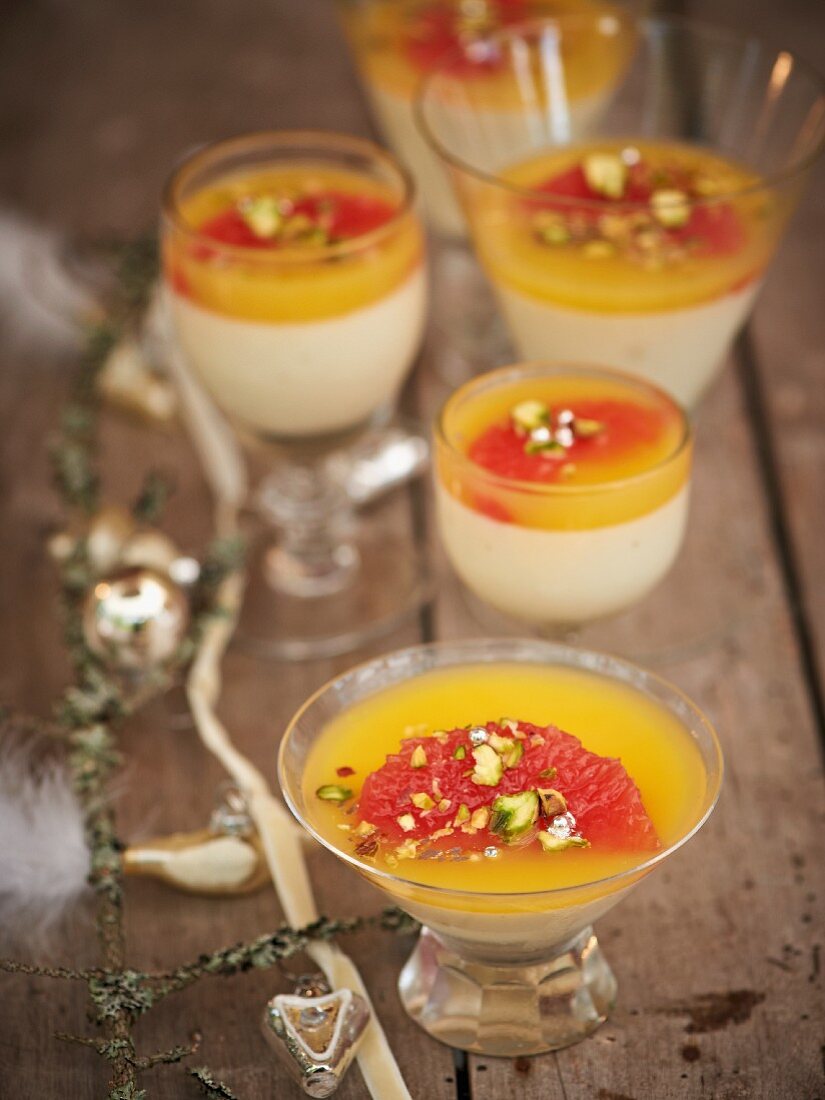 Panna Cotta mit Orange, Grapefruit und Pistazien