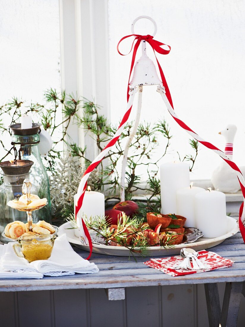 Weihnachtsbuffet mit Lachs-Blätterteig-Roulade und Torteletts mit Apfel und Schinken