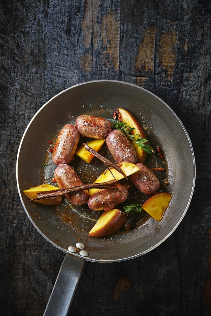 Black pudding from the Antilles with mango, cinnamon and tarragon in a pan