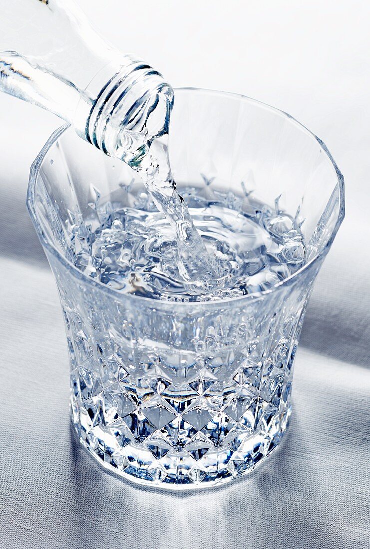 Mineralwasser wird in Glas gegossen