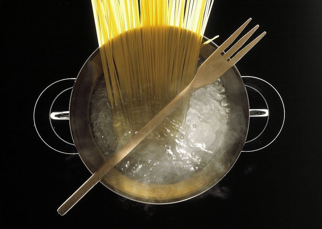 Nudeln kochen: Spaghetti in einem großen Topf