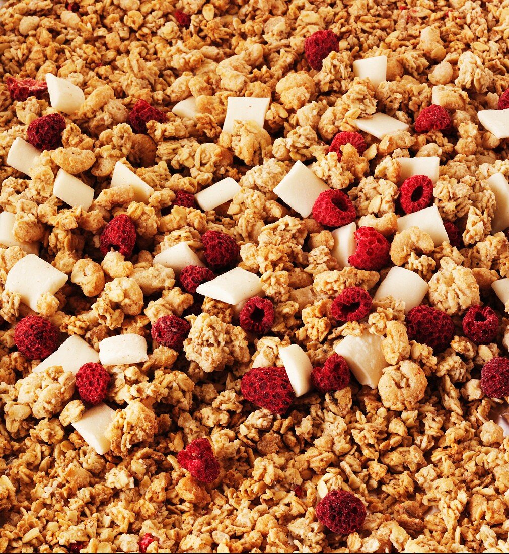 Crunchy-Müsli mit Himbeeren & weissen Schokoladenstückchen