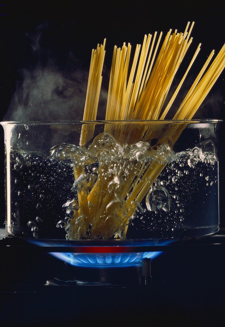 Nudeln kochen: Spaghetti im Glastopf mit sprudelndem Wasser