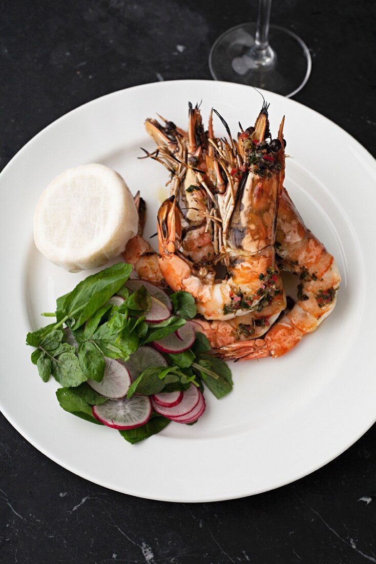 Grilled scampi with a side salad