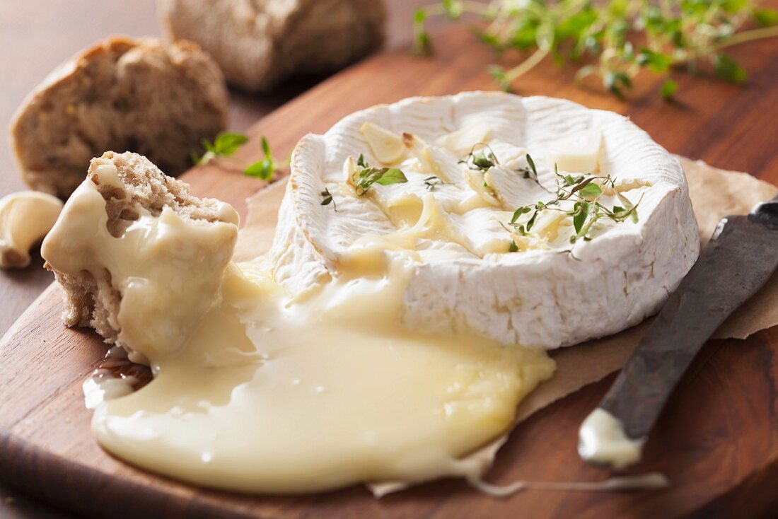 Baked Camembert with thyme and garlic