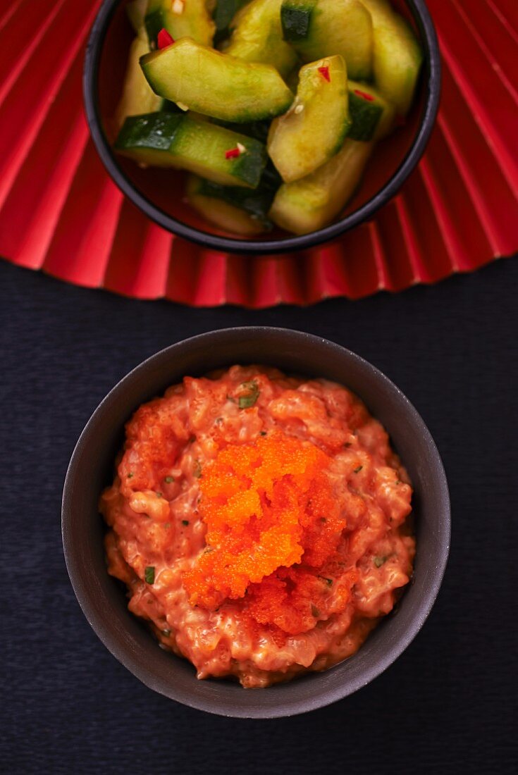 Lachstatar mit orangem Kaviar und scharfer Gurkensalat