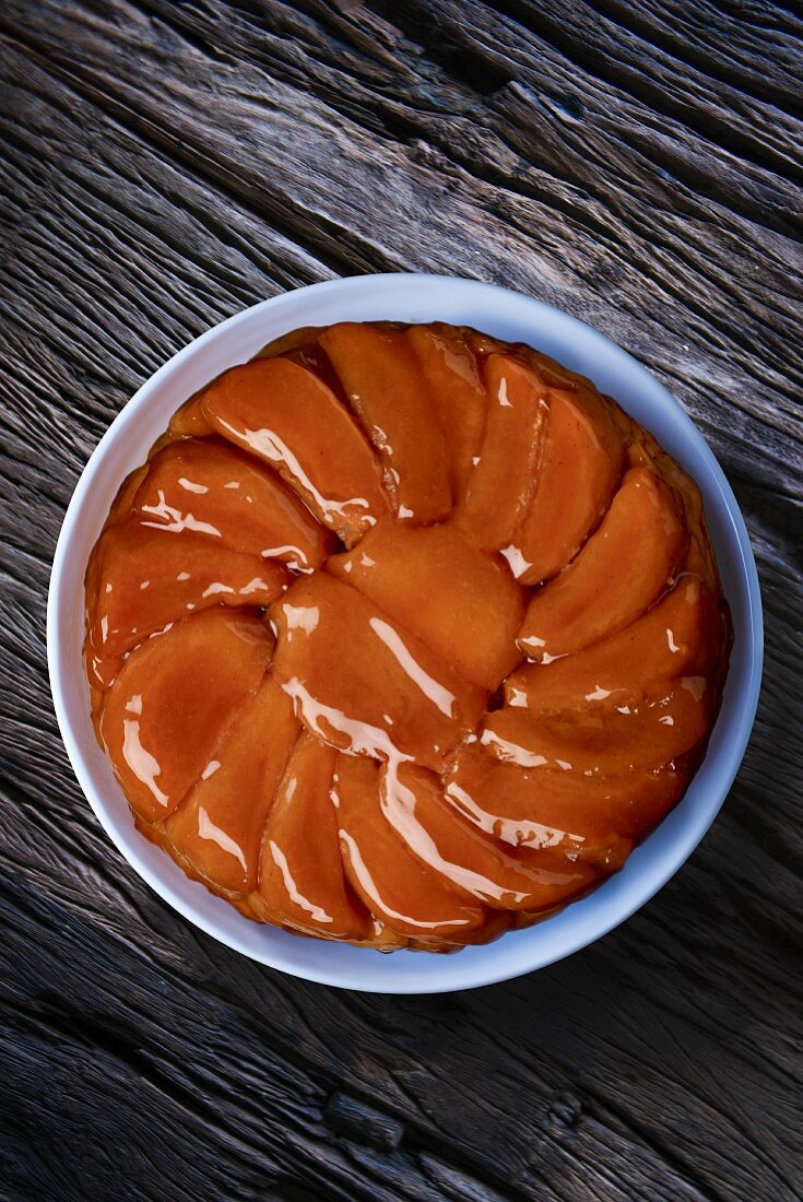 Tarte Tatin von oben in Backform