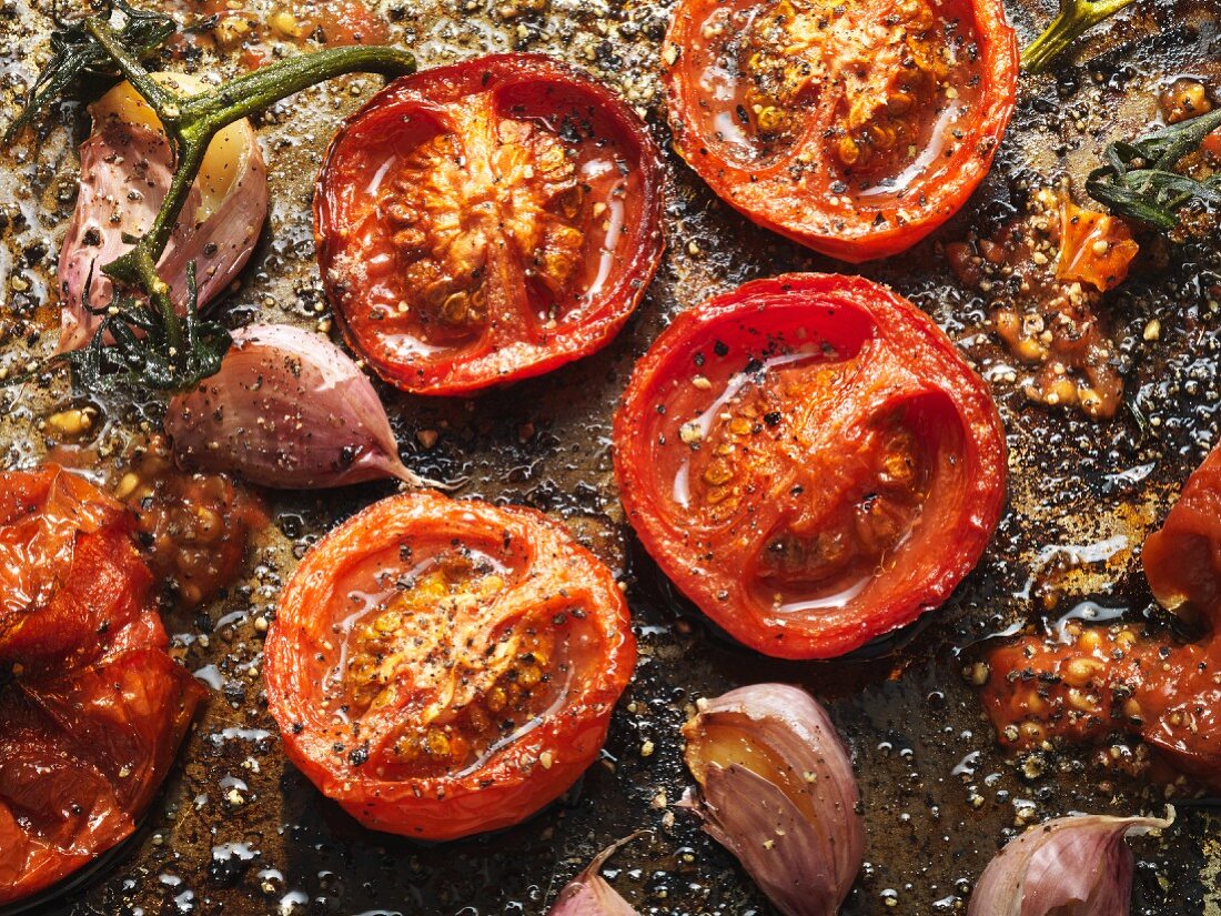 Gebratene Knoblauch-Tomaten auf einem Backblech