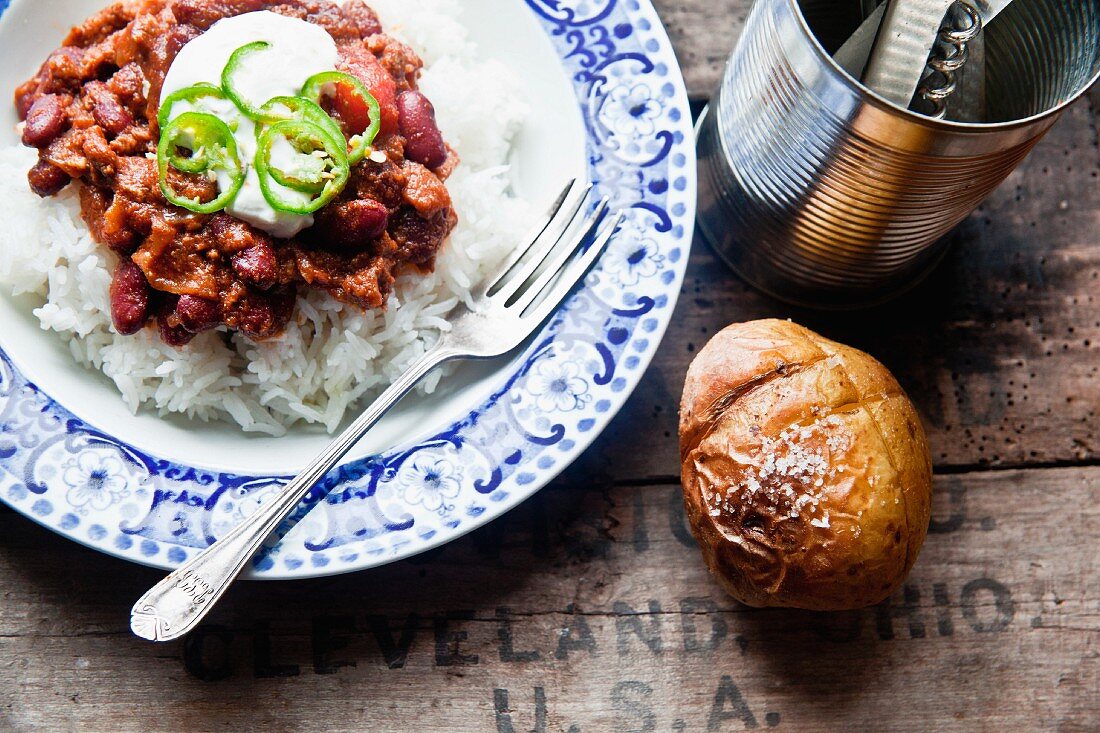 Ofenkartoffel und Chili con carne auf Reis