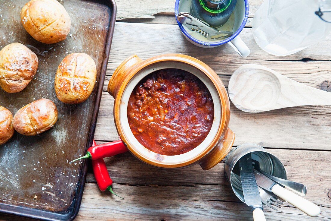 Chili con carne und Ofenkartoffeln