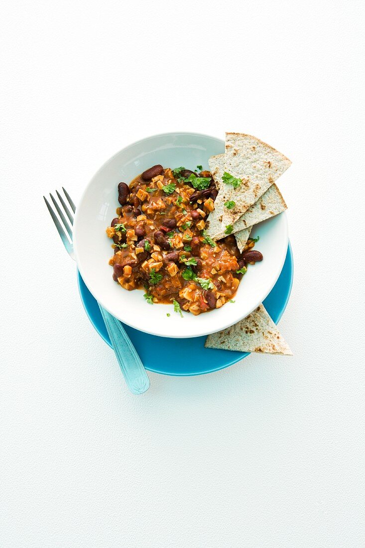 Chili con Tofu mit Fladenbrot