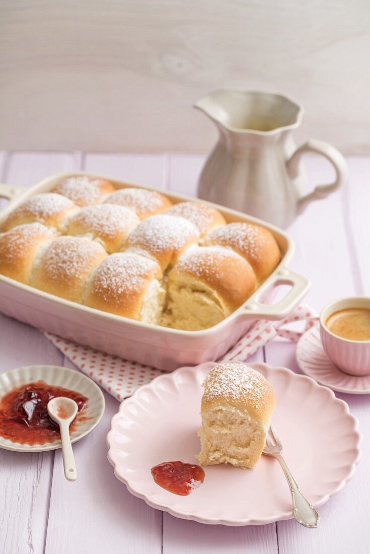 Buchteln mit Vanillesoße, Erdbeermarmelade und Kaffee