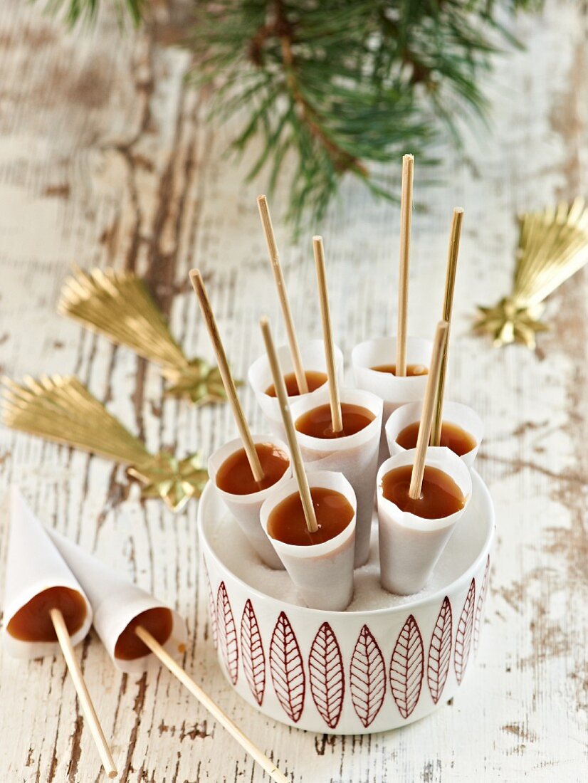 Knäck (Traditionelle schwedische Toffee zu Weihnachten) in Kegelform