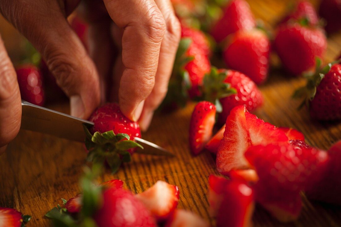 Erdbeeren putzen