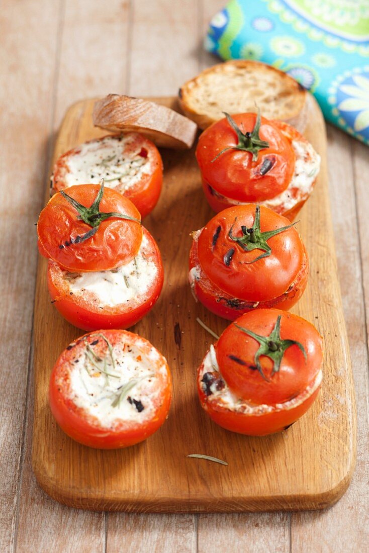 Grilled tomatoes filled with goat's cheese and rosemary