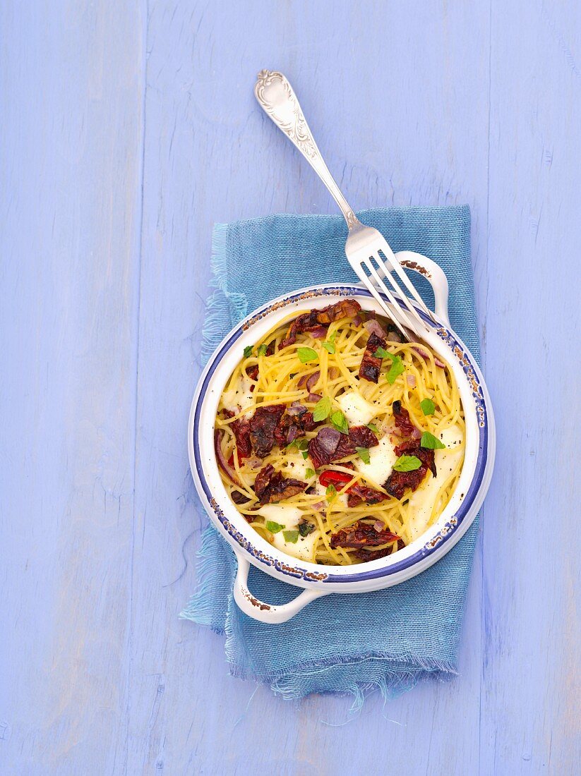 Gratinated spaghetti with mozzarella and dried tomatoes